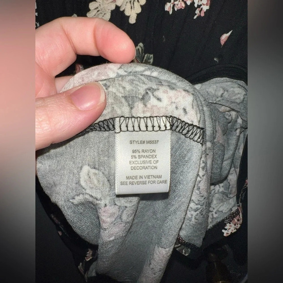 Always Indigo sz Large cold shoulder floral lace accent top with bell sleeves. - Picture 4 of 5